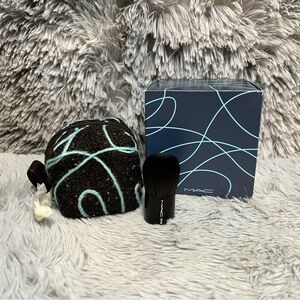 MAC Novel Twist Brush and holder Set